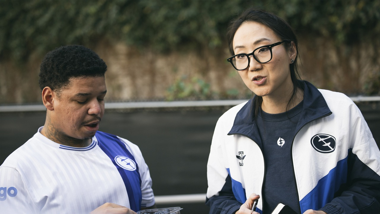 El jugador de Evil Geniuses dgzin posa junto al entrenador potter