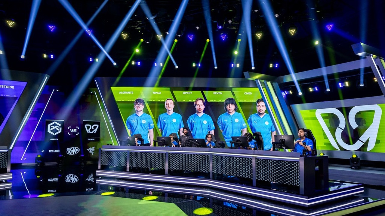 Jugadores de PCIFIC Valorant posan juntos en un evento en vivo