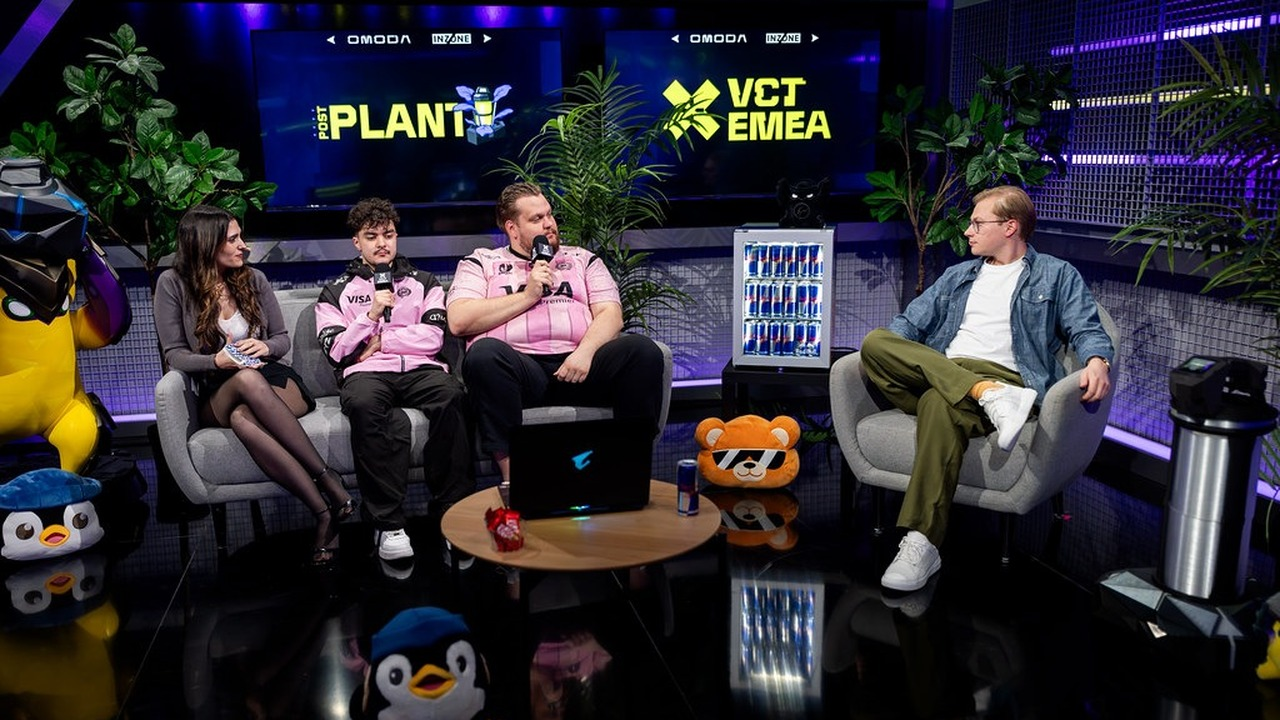 Los jugadores de Gentle Mates Valorant se sientan juntos durante una entrevista de etapa