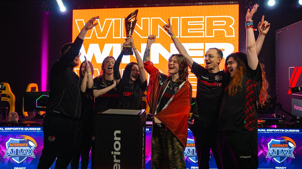 Les joueurs d’ALTERNATE aTTaX Ruby célèbrent ensemble avec un trophée