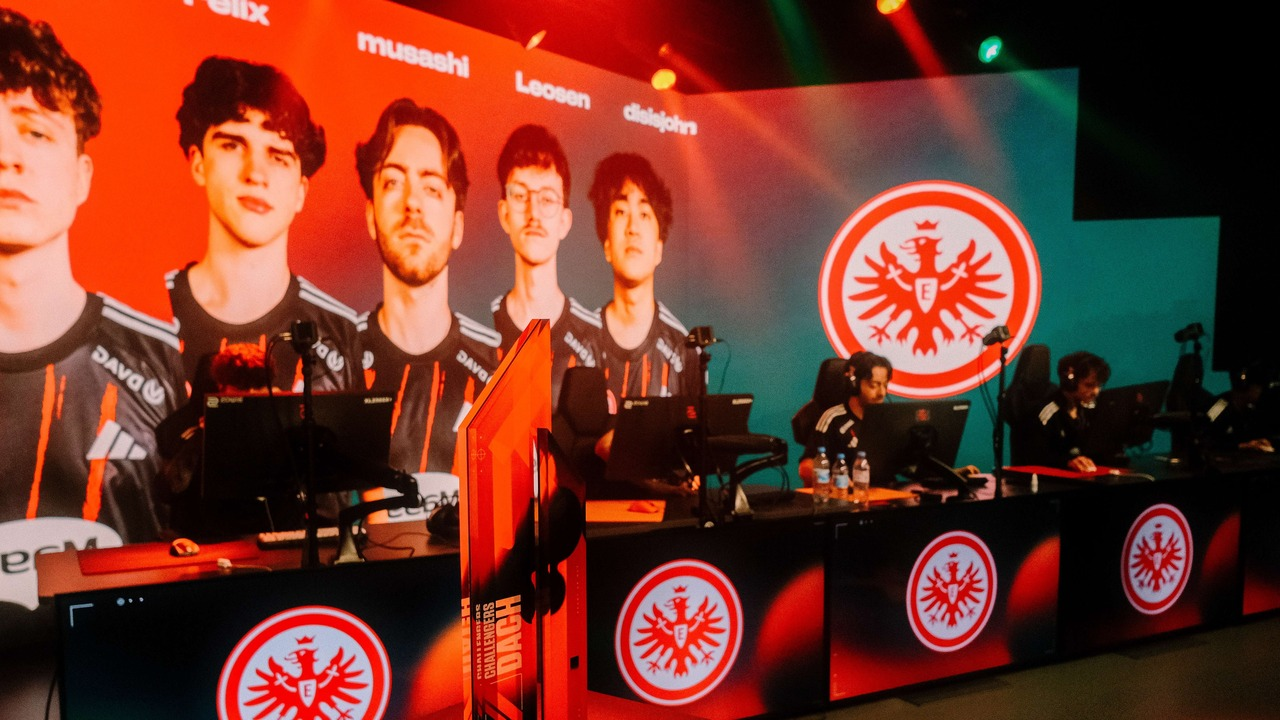 Eintracht Frankfurt Valorant players stand together at an event