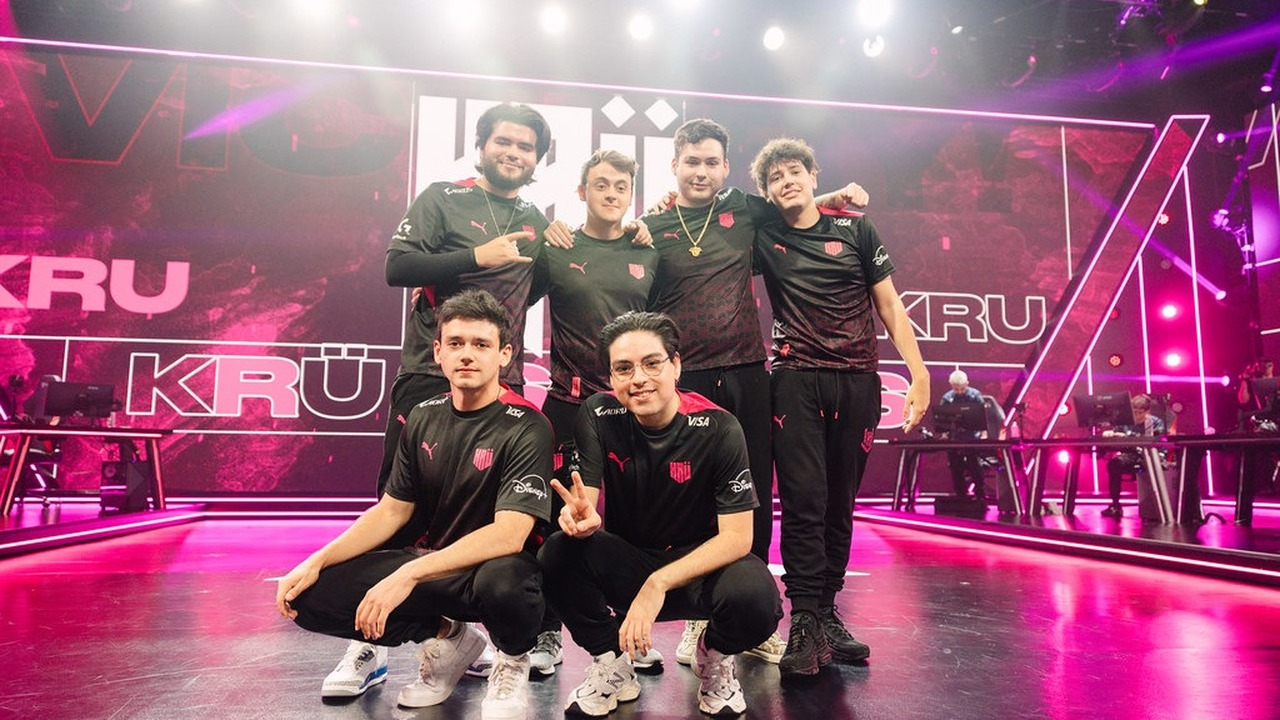 KRU Esports Valorant players pose together