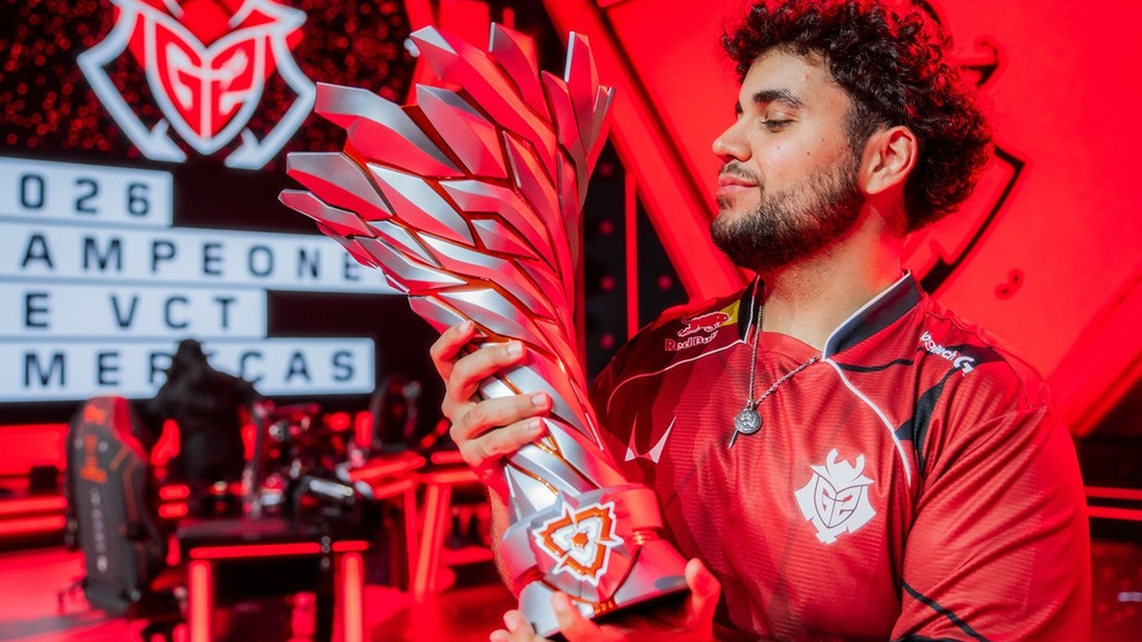 Un jugador de G2 Esports Valorant sentado frente a su computadora