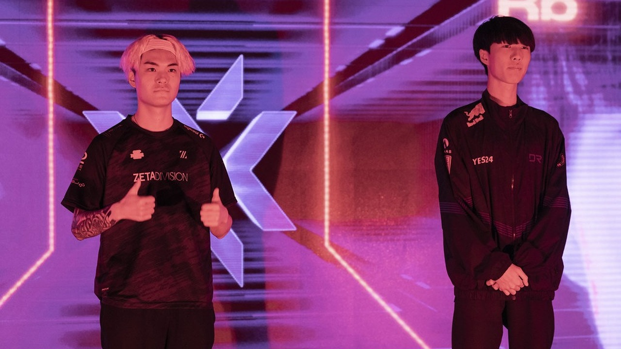 Los jugadores de KIWOOM DRX Valorant posan juntos en un evento