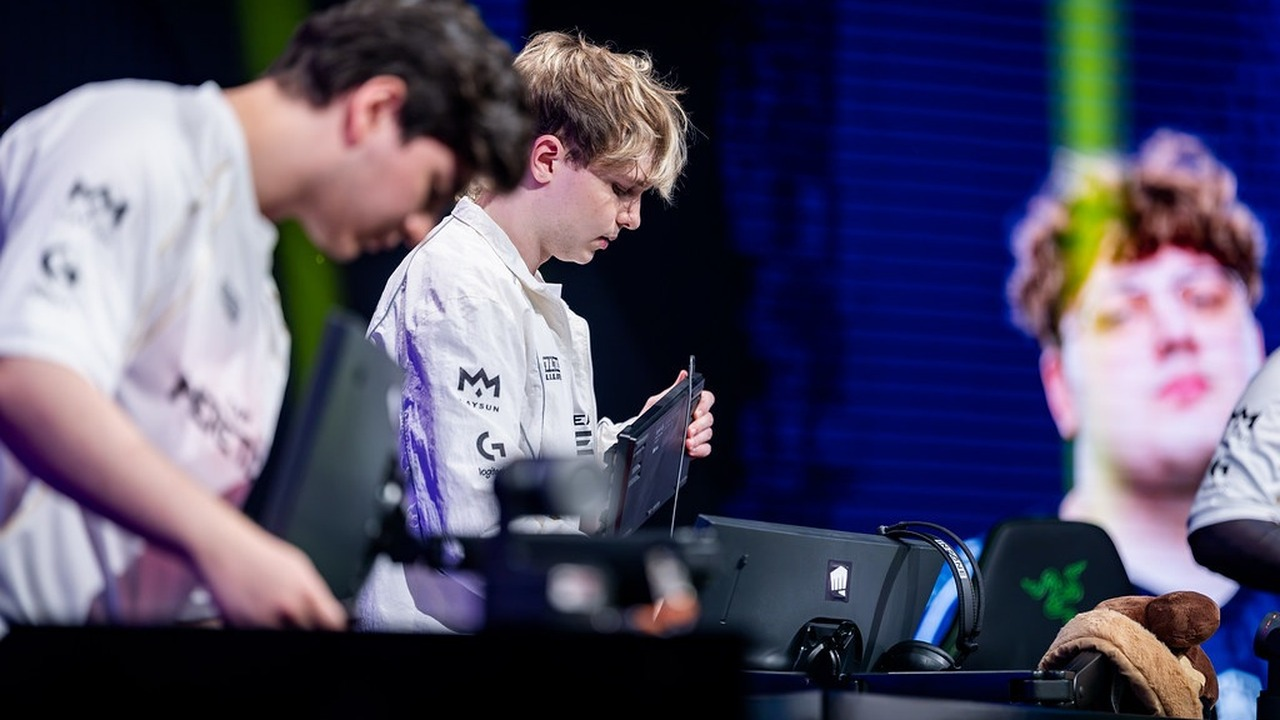 Team Heretics players prepare at their VCT stations