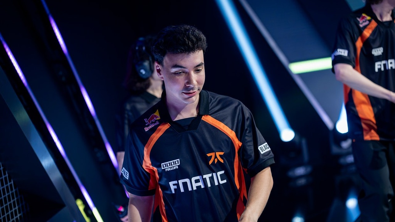 A FNATIC player stands on the VCT stage