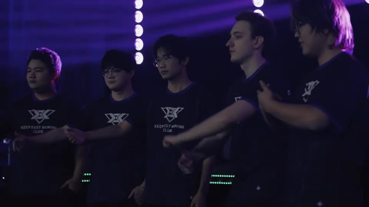 Los jugadores de KeepBest Gaming caminan hacia el escenario del VCT China